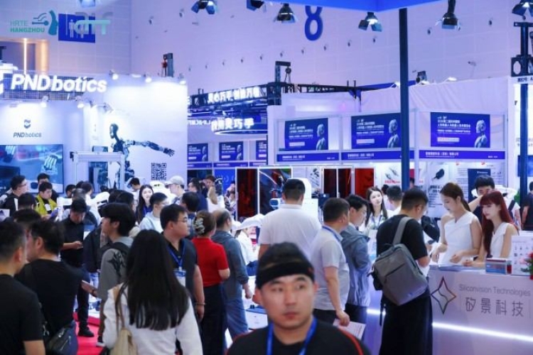 整机展示专区全面开放！全尺寸人形机器人、工业作业机器人、康养陪护机器人汇聚钱塘！