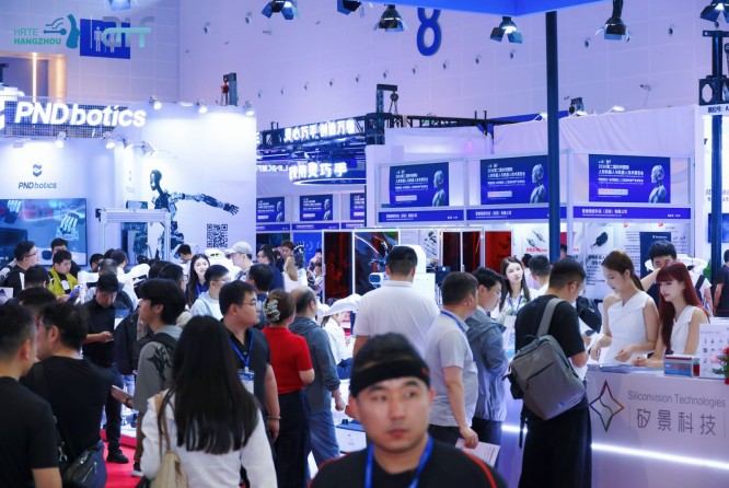 整机展示专区全面开放！全尺寸人形机器人、工业作业机器人、康养陪护机器人汇聚钱塘！